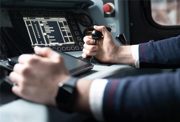 Hä? Deutsche Bahn wünscht Fahrgästen frohe Ostern - am 29. Februar Mann, der einen Zug steuert