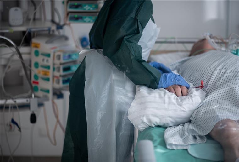 Symbolbild: Acht-Stunden-Schichten in voller Schutzausrüstung sei schon jetzt eine extreme Belastung für Beschäftigte in der Pflege, sagt Pflegekammer-Präsidentin Nadya Klarmann.