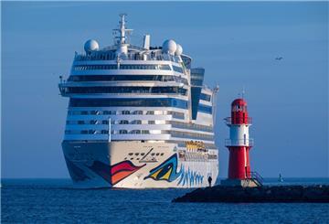 Ein Kreuzfahrtschiff aus der Frontperspektive