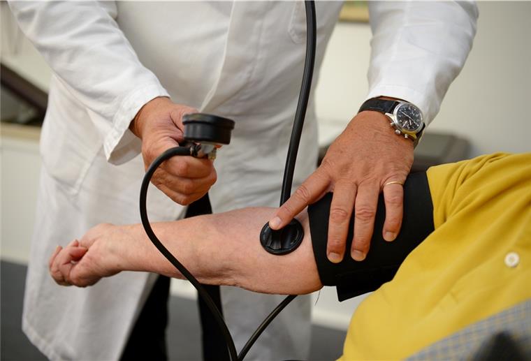 Symbolbild: Ein Hausarzt misst am in seiner Praxis einer Patientin den Blutdruck. Die Versorgung in der Region ist laut Kassenärztlicher Vereinigung relativ stabil. Eine Landarztquote könnte helfen.