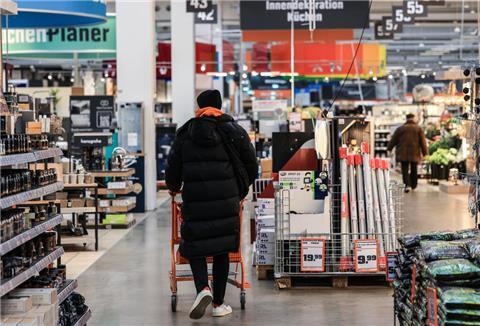 Symbolbild: Ein Mann geht durch einen Baumarkt.