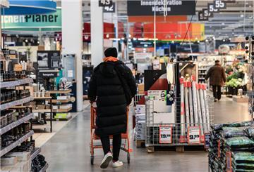 Symbolbild: Ein Mann geht durch einen Baumarkt.