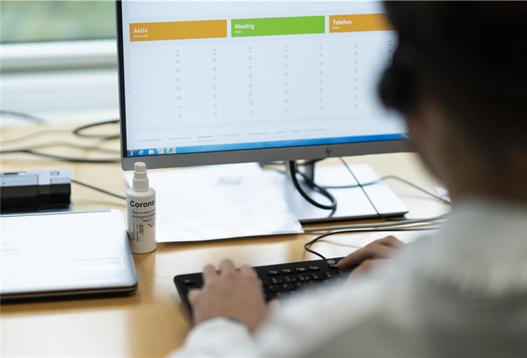 Landkreis Cuxhaven ruft Eigenverantwortung nach Risikokontakt auf Symbolbild: Ein Mitarbeiter des Gesundheitsamtes zur Kontakt-Nachverfolgung sitzt im Contact Tracer Zentrum an einem Computern.
