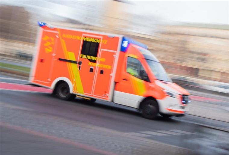Gas-Alarm in der Bremerhavener Innenstadt Symbolbild: Ein Rettungswagen auf Einsatzfahrt.