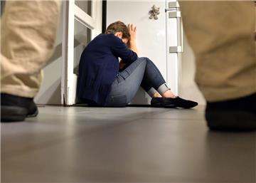 Symbolbild: Eine Frau versucht, sich  vor der Gewalt eines Mannes zu schützen. 