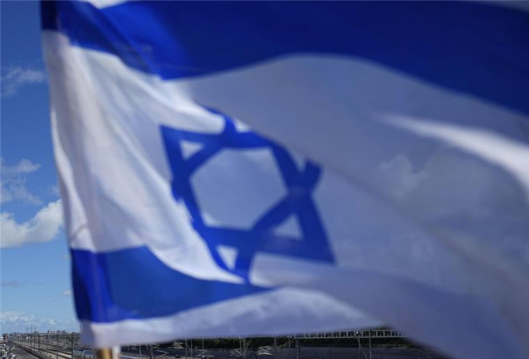 Bremen Hauptbahnhof: Mann klaut Israelfahne bei Palästina-Demo Symbolbild: Eine israelische Fahne weht im Wind.