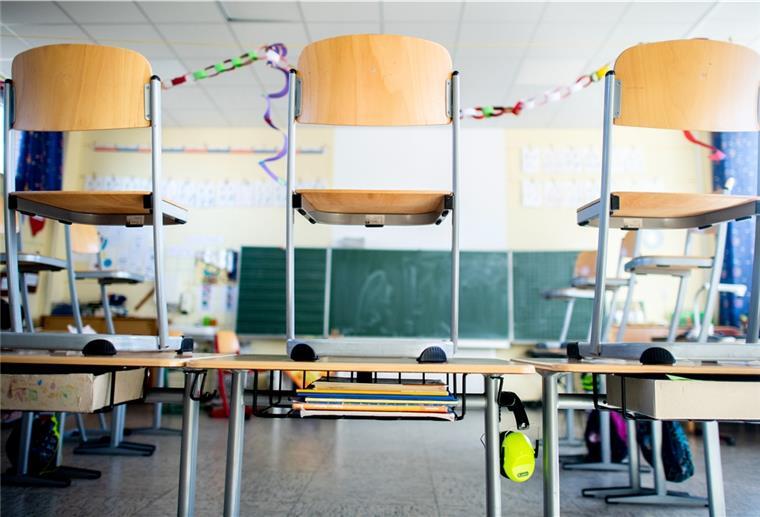 Schiffdorfer Rat stimmt für die Ganztagsschule Symbolbild: Stühle stehen nach Schulschluss auf den Tischen in einem Unterrichtsraum.