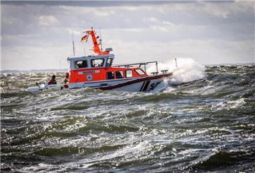Ein Rettungsschiff bei hoher See