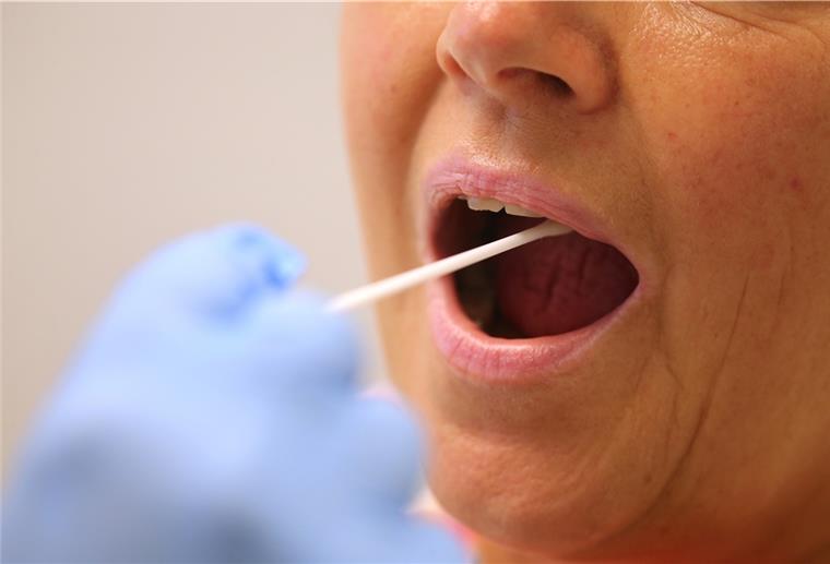 Wie verhalte ich mich nach einem Risikokontakt? Symboldbild: Nach einem Risikokontakt muss sich die Person nicht immer testen lassen. Bis zum Gespräch mit dem Gesundheitsamt soll man sich möglichst zu Hause aufhalten.