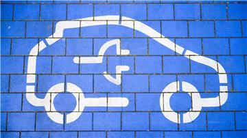 Symbole markieren Ladeplätze an Schnellladesäulen für Elektroautos in der Region Hannover.