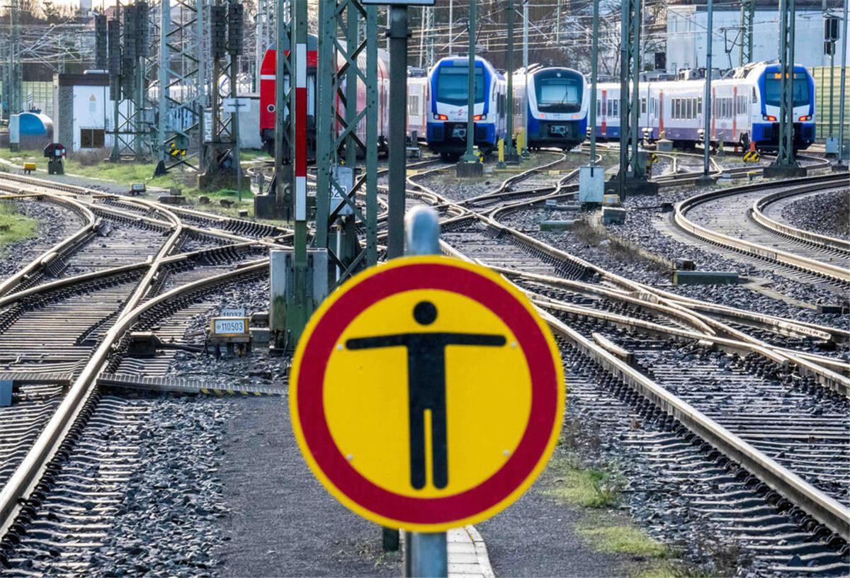 Symbolfoto: Abgestellte Züge auf den Gleisen vor dem Bremer Hauptbahnhof.