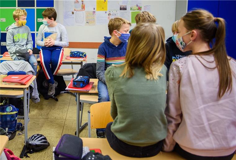 Symbolfoto: Die Schülerinnen und Schüler dürfen sich im Klassenraum derzeit so nahe kommen wie vor der Pandemie - die älteren müssen allerdings Mundschutz tragen. Ob das reicht, wird heiß diskutiert.