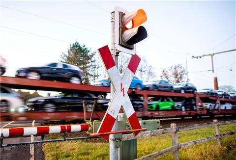 Symbolfoto: Ein Andreaskreuz an einer Bahnschranke. In Dorum fuhr ein Autofahrer dagegen und beschädigte die Anlage.