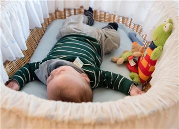 Symbolfoto: Ein Baby liegt in seinem Bettchen.