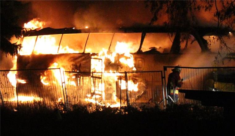 Symbolfoto: Ein Feuerwehrmann kämpft gegen die Flammen.