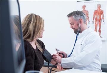 Symbolfoto: Ein Hausarzt untersucht eine Patientin.