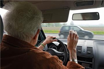 Symbolfoto: Eine 87-jährige Autofahrerin hat in Surheide Gas und Bremse verwechselt und ist gegen ein Auto und gegen einen Zaun gefahren.