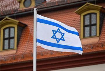 Symbolfoto: Eine israelische Flagge weht am Fahnenmast 