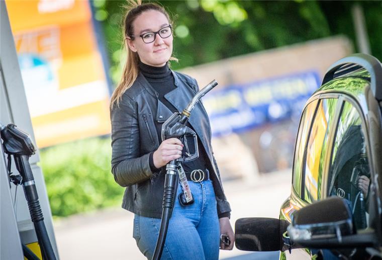 Vor Pfingsten: Sprit in Bremerhaven wird wieder leicht teurer Symbolfoto: Eine Kundin tankt an einer Bremerhavener Tankstelle vor dem Pfingstwochenende 2022. Foto: Hartmann
