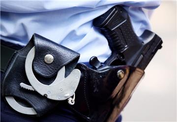 Symbolfoto: Eine Pistole steckt bei einem Polizisten im Halfter.