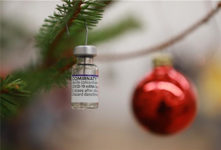 Symbolfoto: Impffläschchen dienen im Impfzentrum Harz als Weihnachtsbaumschmuck.