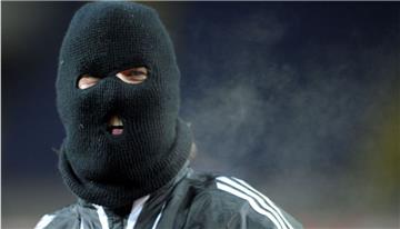 Symbolfoto: Maskierte Räuber haben am Freitagabend ein Sportartikelgeschäft im Gewerbegebiet Bohmsiel in Bremerhaven überfallen.