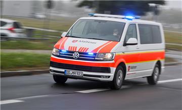 Symbolfoto: Mit einem Rettungswagen wurde der Verletzte ins Krankenhaus gebracht.