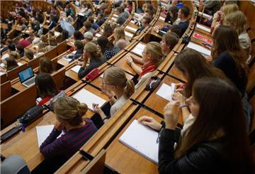 Symbolfoto: Studenten und Studentinnen sitzen im Hörsaal