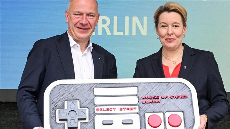 Berlin bekommt ein House of Games Symbolischer Knopfdruck: Berlins Regierender Bürgermeister Kai Wegner (CDU) und Wirtschaftssenatorin Franziska Giffey (SPD) sind mit der Adresse für das House of Games zufrieden.