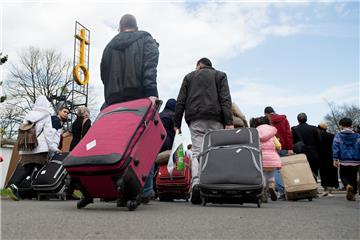 Syrische Flüchtlinge werden von Übersetzern abgezockt.