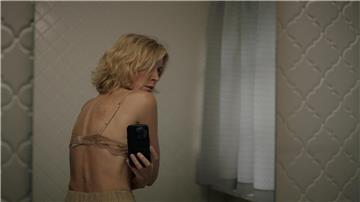 Szene aus dem ARD-Drama „Bis zur Wahrheit“: Martina (Maria Furtwängler) macht Beweisfotos, nachdem sie vom Sohn ihrer besten Freundin vergewaltigt wurde.