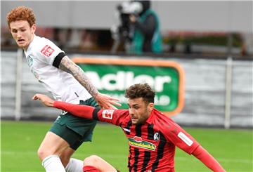 Szene aus dem Spiel der beiden Teams in der vergangenen Saison: Josh Sargent(links) im Zweikampf mit Feiburgs Manuel Gulde.