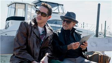 Szene aus der Serie "Bupkis": Pete (Pete Davidson, l.) und sein Großvater Joe (Joe Pesci, r.) sitzen am Hafen und sinnieren über ihr Leben.