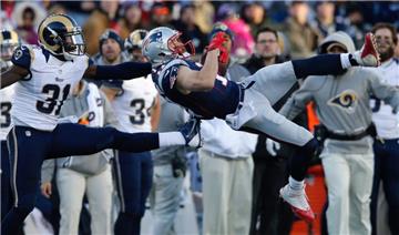 Szene aus einem Spiel der New England Patriots (blau) gegen die Los Angeles Rams (weiß) im Jahr 2016.