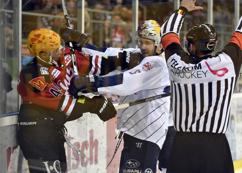 Szene aus Spiel zwei: Jordan Owens (links) und Daryl Boyle liefern sich eine han...