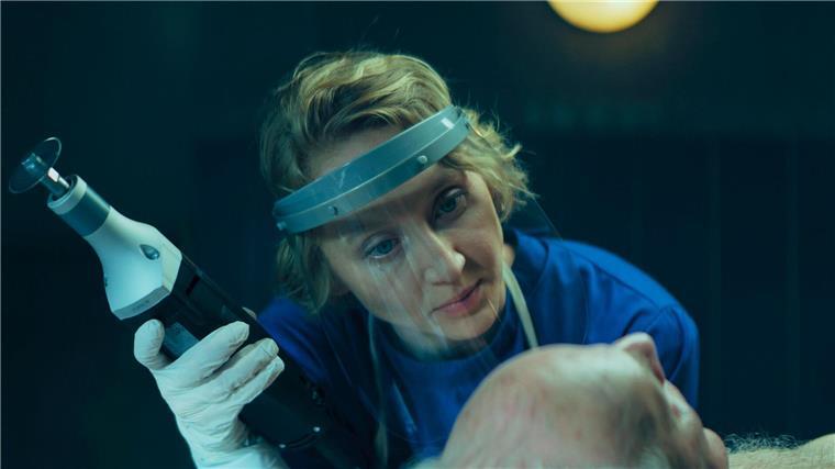 Anna Maria Mühe spielt einen Racheengel mit Knochensäge Szene der Miniserie „Die Totenfrau“: Für die Bestatterin Brunhilde Blum (Anna Maria Mühe) ist der Tod etwas Alltägliches.