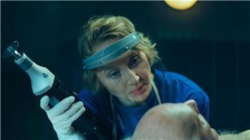 Szene der Miniserie „Die Totenfrau“: Für die Bestatterin Brunhilde Blum (Anna Maria Mühe) ist der Tod etwas Alltägliches.