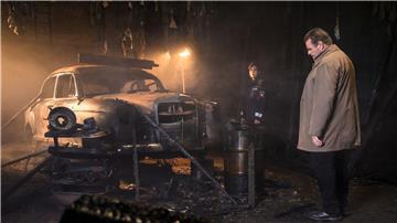 Szene des TV-Krimis „Friesland - Feuerteufel“: Polizistin Süher Özlügül (Sophie Dal) und Kriminalhauptkommissar Jan Brockhorst (Felix Vörtler) versuchen, den Tathergang zu rekapitulieren.