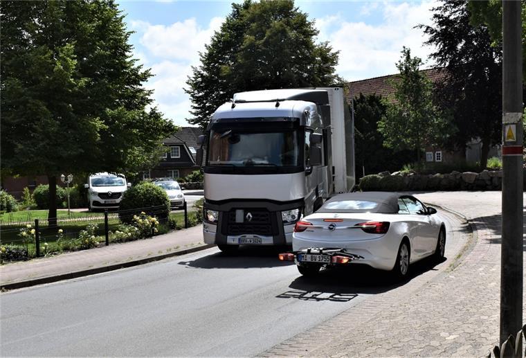 Szenen wie diese gibt es oft auf der Bederkesaer Straße in Neuenwalde: Zwei Fahrzeuge kommen sich im Begegnungsverkehr beim Kloster ganz nahe. Der Ortsrat will mit Tempo 30 die Situation entschärfen.