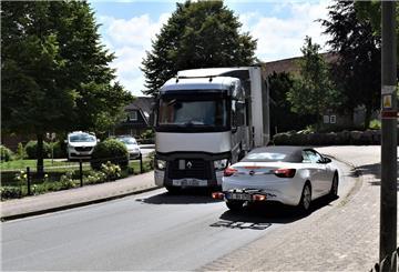 Szenen wie diese gibt es oft auf der Bederkesaer Straße in Neuenwalde: Zwei Fahrzeuge kommen sich im Begegnungsverkehr beim Kloster ganz nahe. Der Ortsrat will mit Tempo 30 die Situation entschärfen.