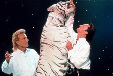 Szenen wie diese machten das Magier-Duo Siegfried und Roy weltberühmt. Siegfried Fischbacher stammt gebürtig aus Rosenheim, Roy Horn aus Nordenham.