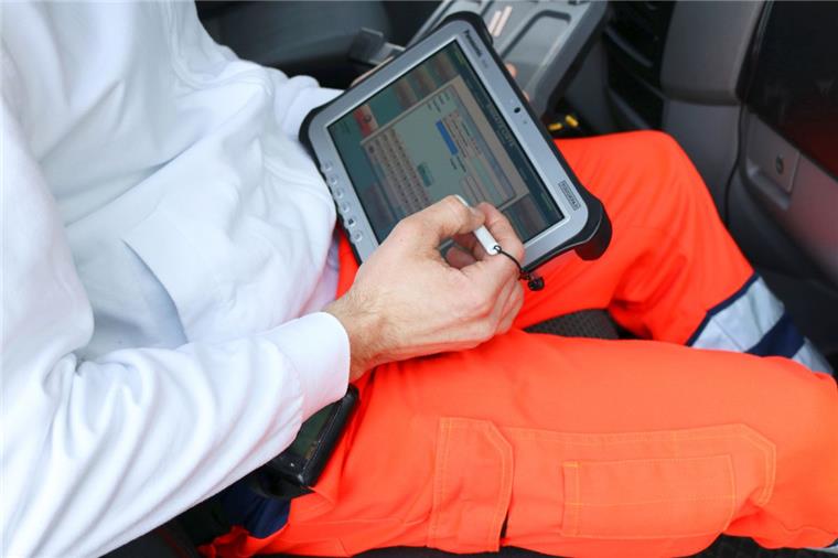 Neue Spezialsoftware für die Feuerwehr Tabletcomputer dienen den Feuerwehrkräften bereits jetzt dazu, die Rettungsdiensteinsätze elektronisch zu protokollieren. Auch das neue Ivena-System wird zukünftig über diese Tablets bedient.