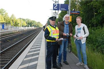 Tabuzone auf dem Bahnsteig: Fahrgäste müssen an der durchgezogenen weißen Linie warten, bis ihr Zug hält - zur eigenen Sicherheit. Hier klappt das vorbildlich. Polizeihauptkommissar Detlef Moors und Jugendpfleger Leo Mahler sind da, um Jugendliche wie René Wellbrock vor der Lebensgefahr auf dem Gleis zu warnen.