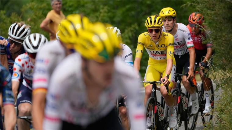 „Der Stärkste“: Dominator Pogacar steht vor Tour-Sieg Tadej Pogacar im Gelben Trikot des Gesamtführenden auf der 19. Etappe der 111. Tour de France.