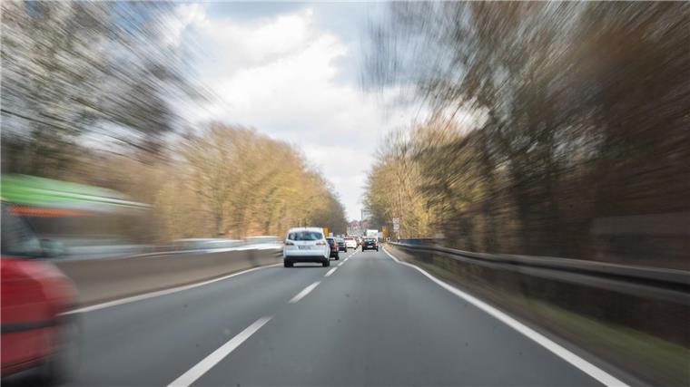 Südschnellweg in Hannover früher wieder frei Täglich fahren tausende Fahrzeuge über den Südschnellweg. (Archivbild)