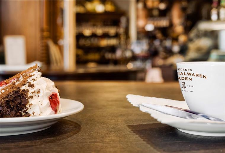 Ein Stück Torte und eine Tasse Kaffee im Café Fiedler