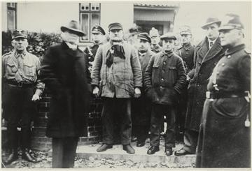 Vor dem Haus des jüdischen Viehhändlers Erich Neugarten an der Zevener Gartenstraße haben der Führer des Zevener SA-Sturms Wilhelm Schnasse (links) und seine Männer Erich Neugarten (Zweiter von rechts), Hermann Samson (Vierter von rechts), Bernard Blumert (Sechster von rechts) vermutlich Kurt Deichmann (hinter Blumert), Alfred Rosenthal (Vierter von links) und vermutlich den jüdischen Tuchhändler Gustav Kleinschmidt (Zweiter von links) am 10. November 1938 vor dem Abtransport zur Gestapo versamm