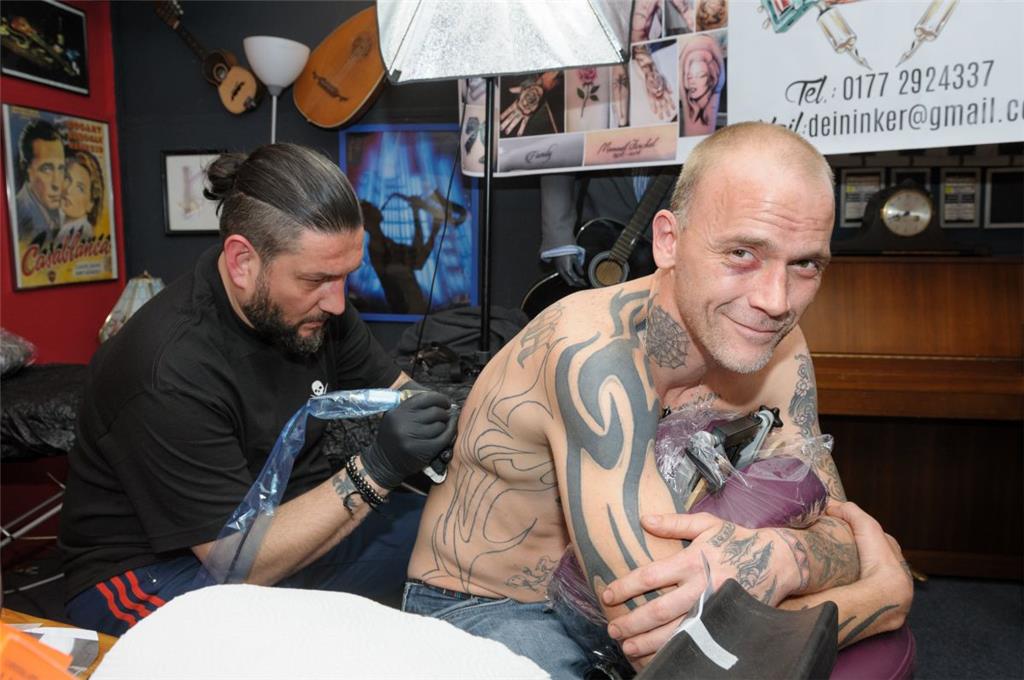 Tätowierer Gökhan aus Berlin sticht Kai Fischer ein Foto-tattoo. Foto: Masorat