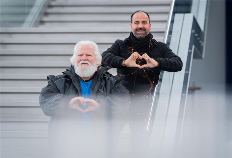Tafel-Chef Manfred JAbs (links) und Alexis Vaiou danken den anonymen Spendern.