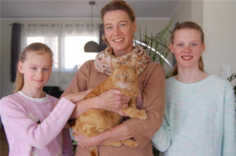 Tanja Bertelmann und ihr Mann sowie die beiden Töchter Theda (links) und Tomma freuen sich, dass Kater Scooter wohlbehalten wieder in Käseburg ist.
